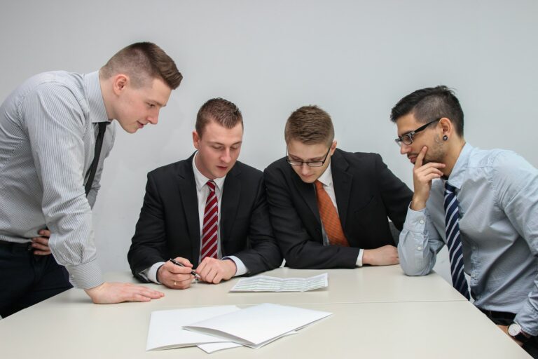 Adviseurs bespreken plannen aan tafel